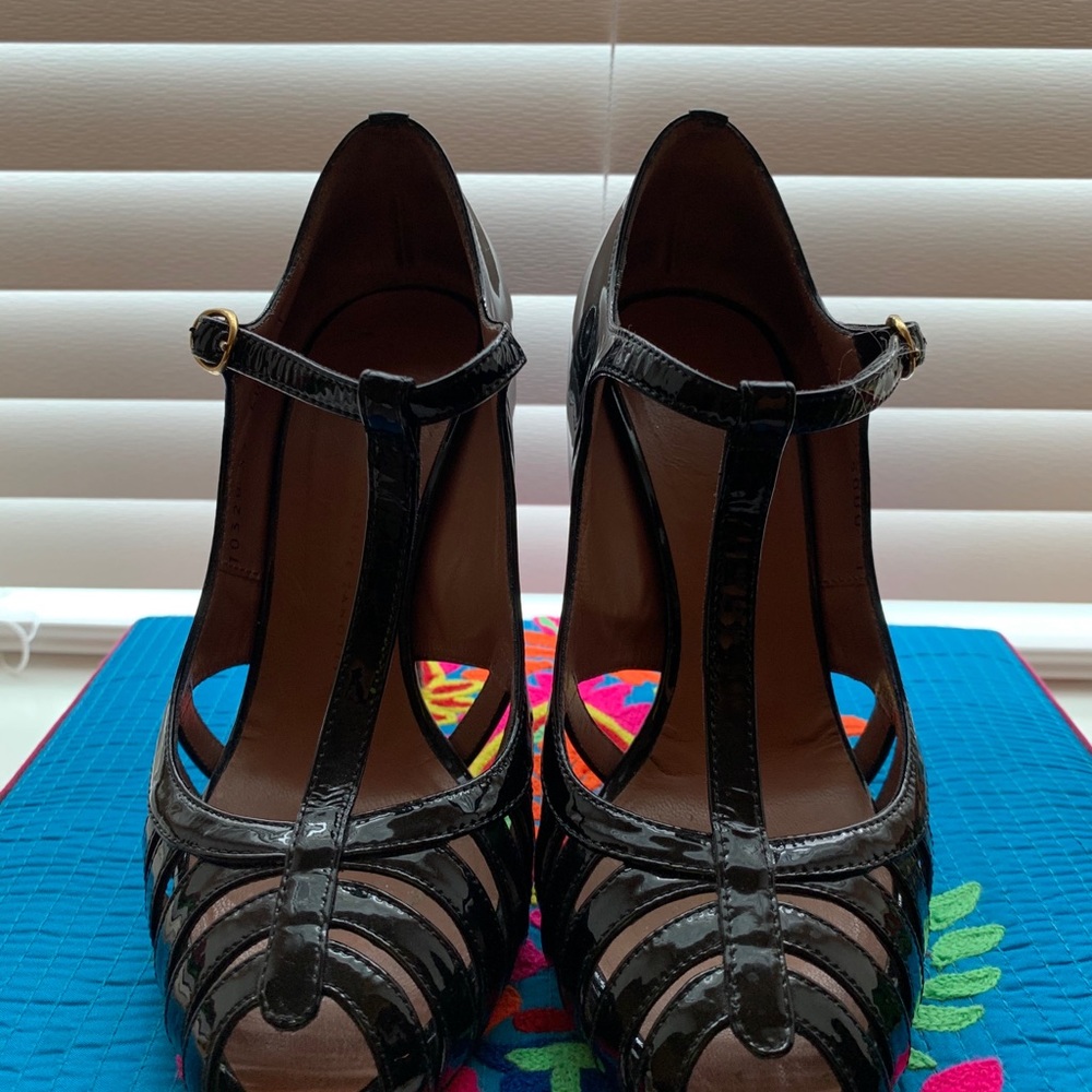 Worn a few times, very taken care of.